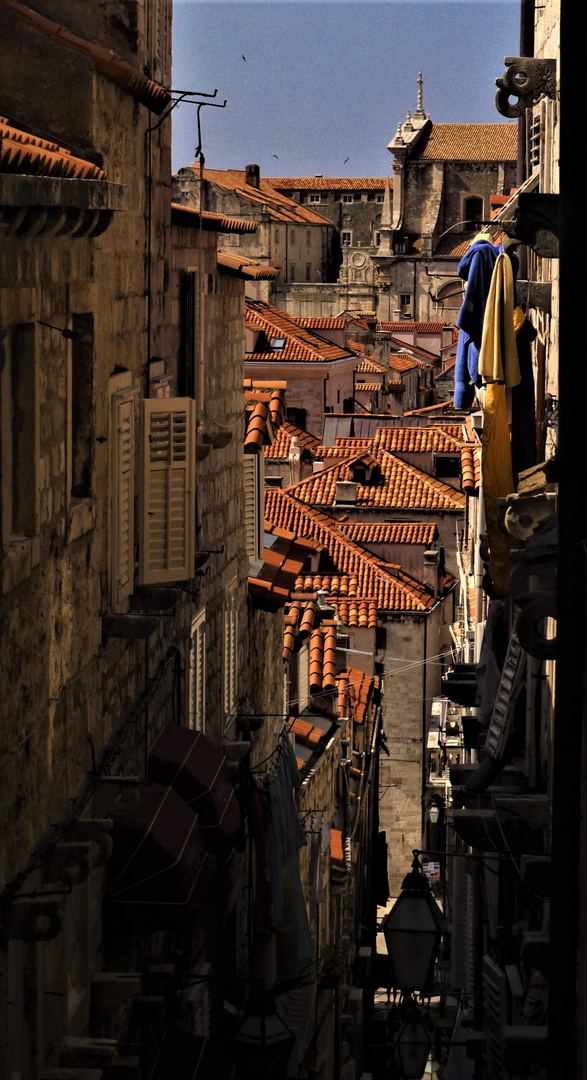 Dubrovnik - Ein steiler Blick hinunter auf die Dächer der Stadt