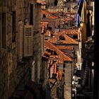 Dubrovnik - Ein steiler Blick hinunter auf die Dächer der Stadt