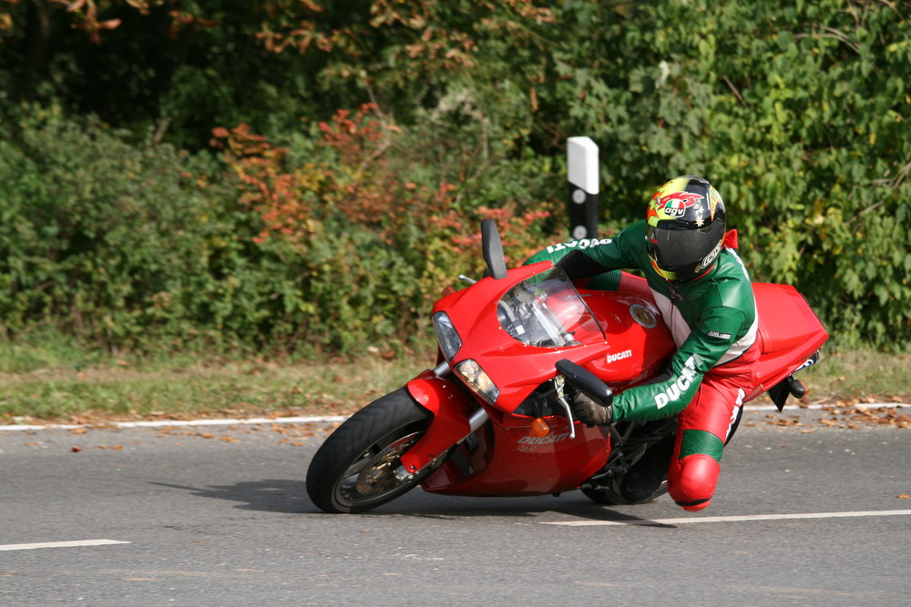 Ducati 748 in Schräglage