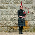 Dudelsackspieler vor Dunrobin Castle