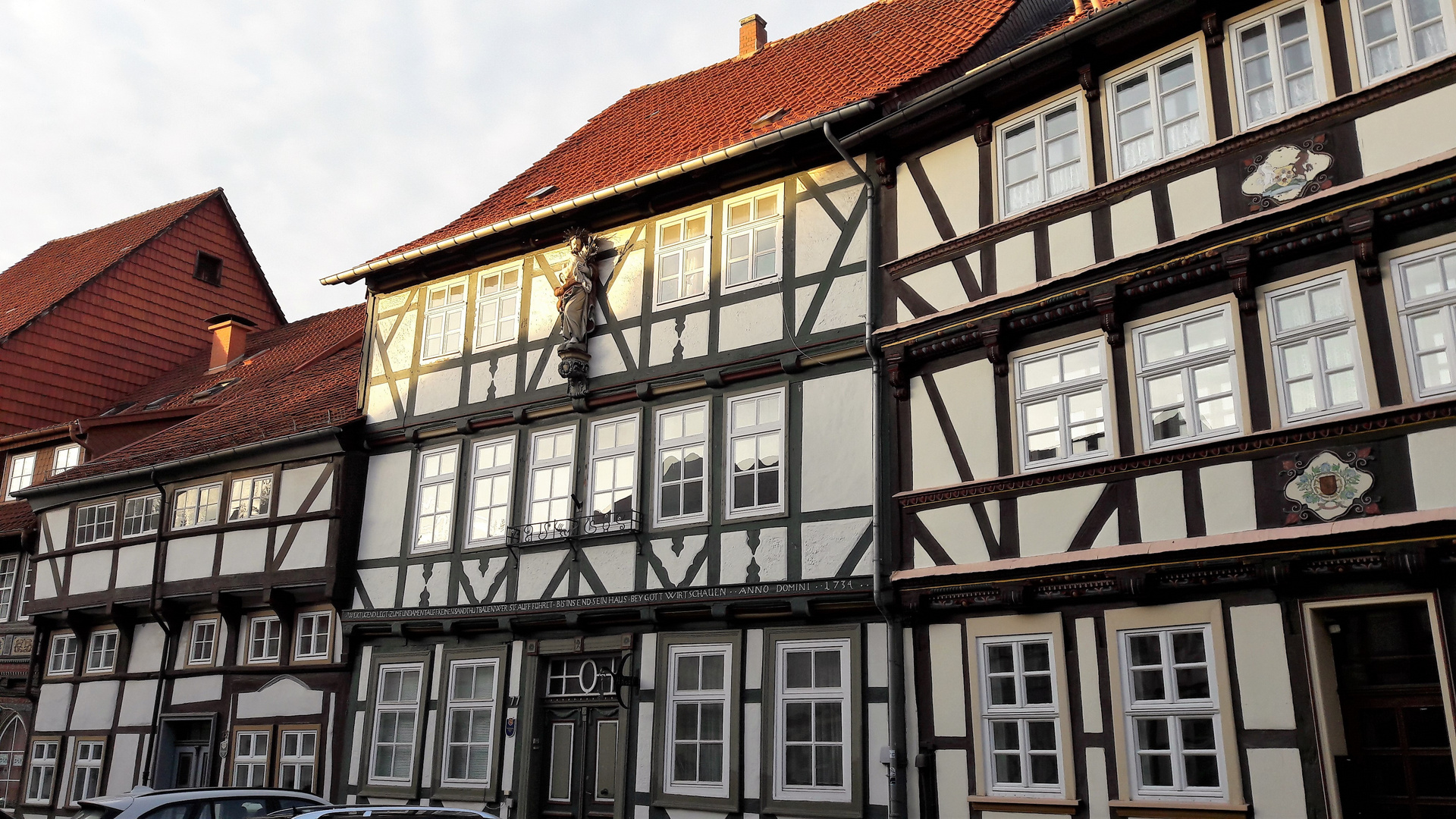 Duderstadt: Erleuchtete Heiligenfigur über Fachwerk