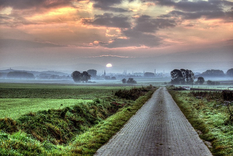 Duderstadt mit Sonnenaufgang über dem Harz im Nebel