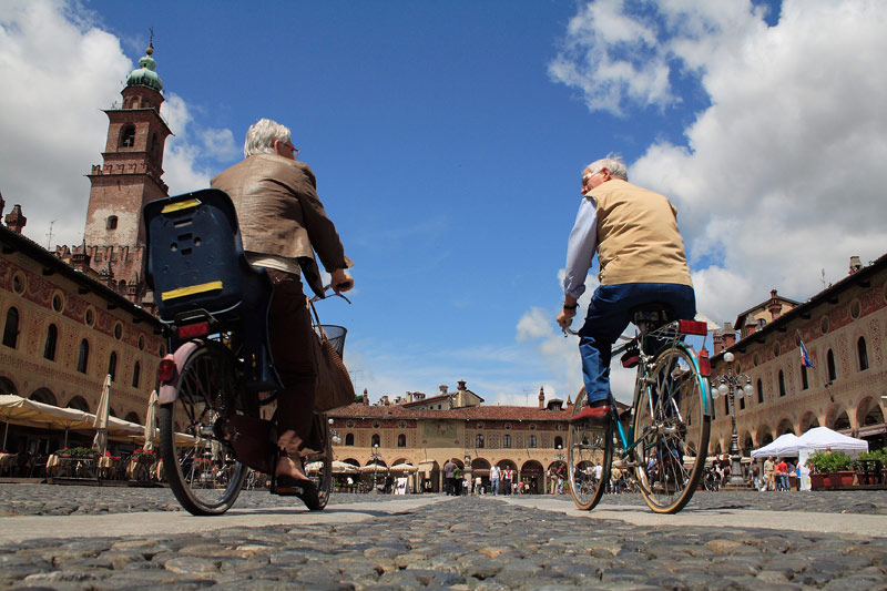 Due amici in piazza Ducale - Vigevano