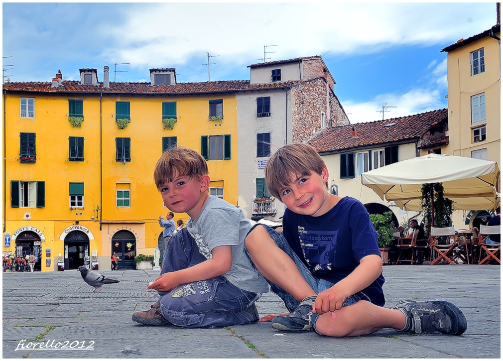 due bambini e un piccione