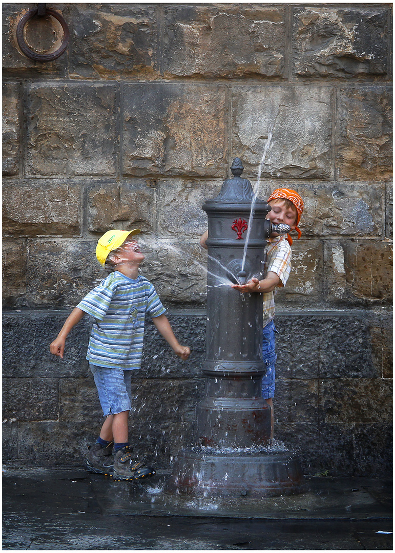 Due bambini e una fontana