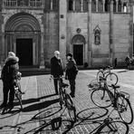 Due chiacchiere in bici nella piazza