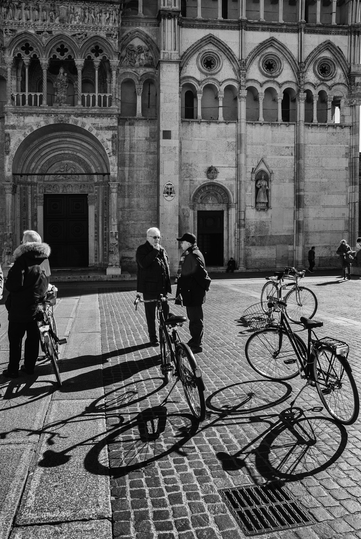 Due chiacchiere in bici nelle piazza