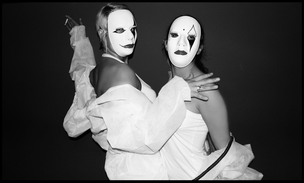 "due donne con maschera"