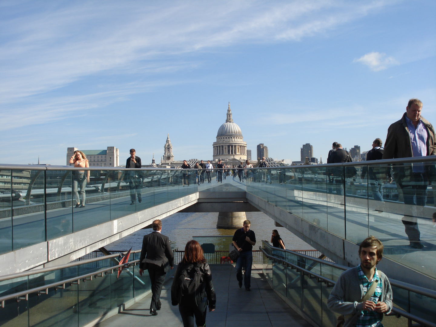 Due facce di Londra, due epoche: Millennium Bridge e St. Paul's