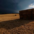 due mucchi di balle con temporale