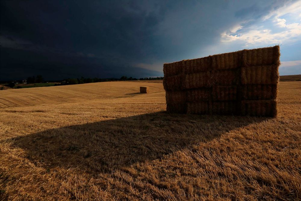 due mucchi di balle con temporale