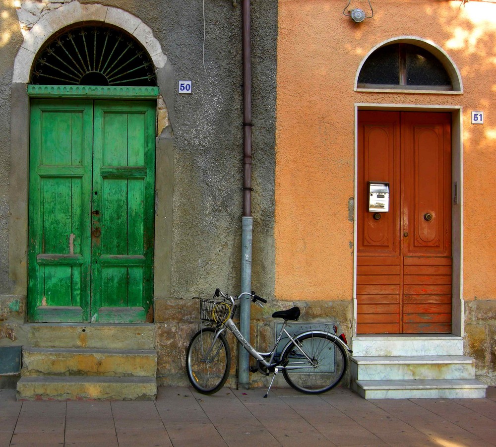 Due porte e una bicicletta.