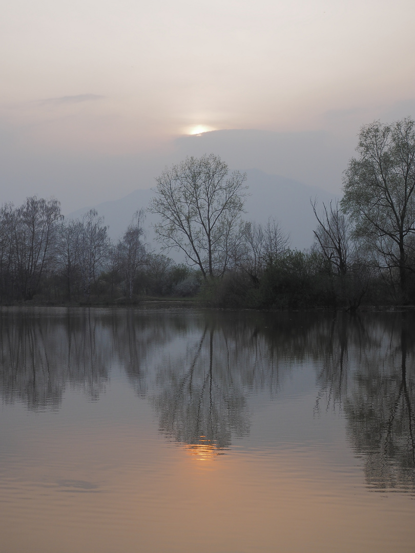 Due soli prossimi al tramonto