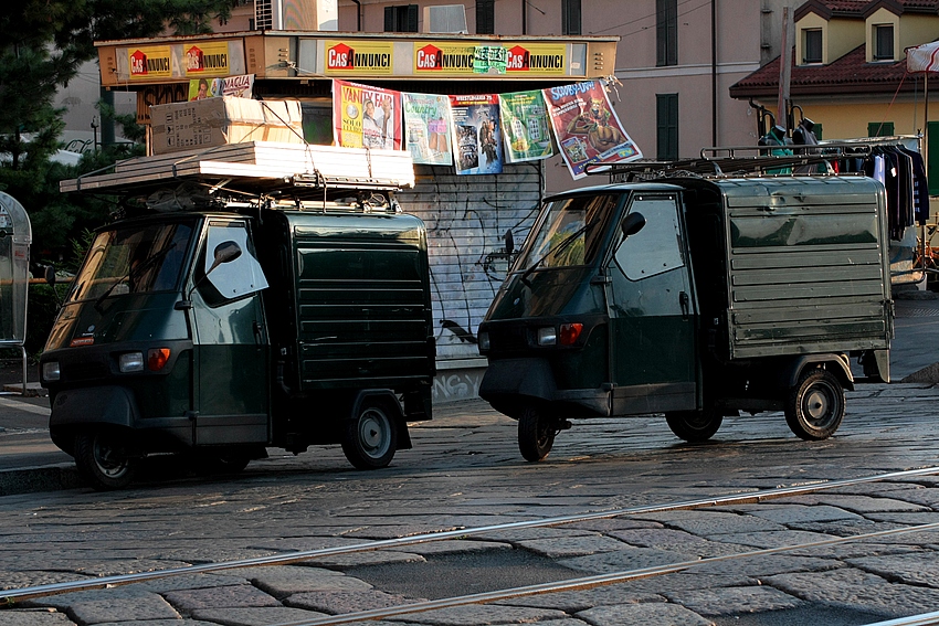 Due Vespa APE _ MILANO