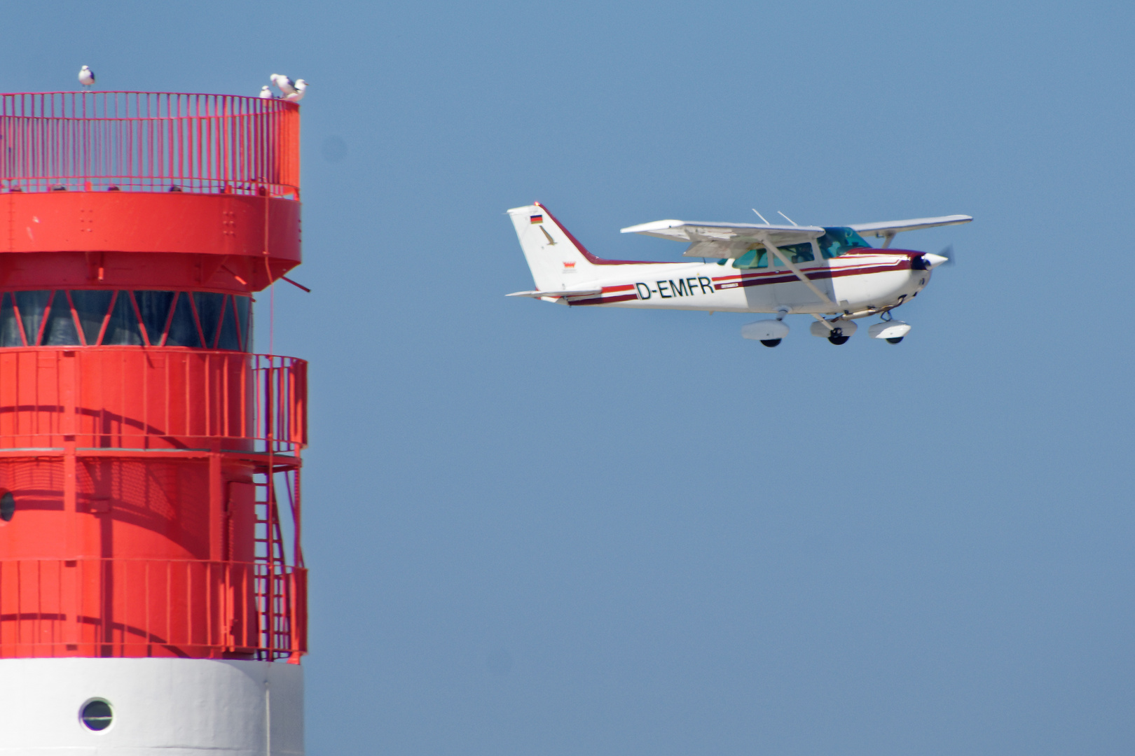 Düne Helgoland: Leuchtturm mit Flugzeug