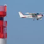 Düne Helgoland: Leuchtturm mit Flugzeug