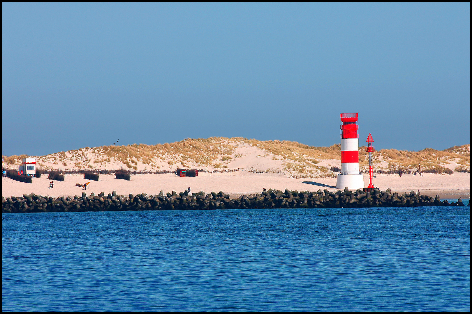 Düne Helgoland mit Leuchtturm