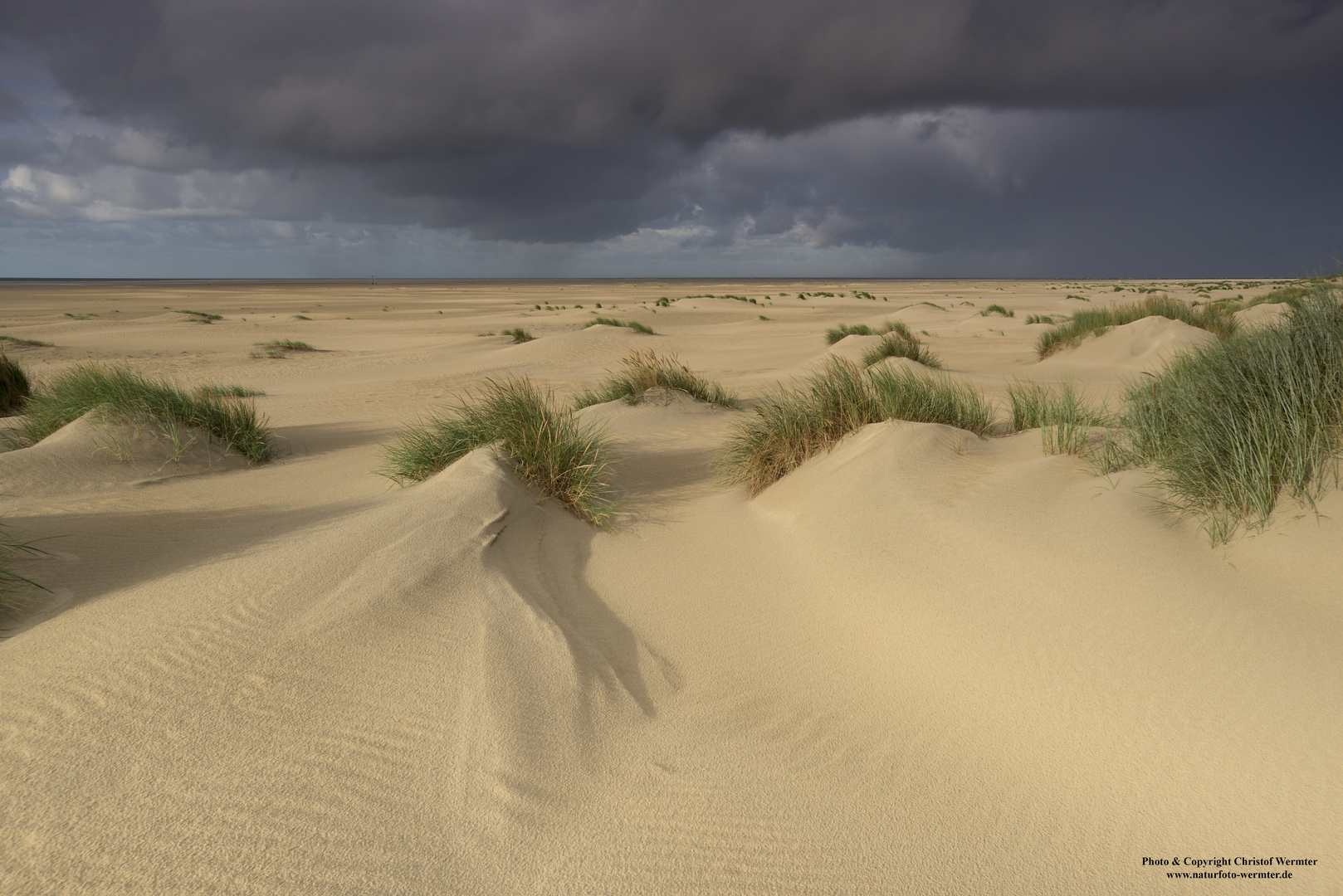 Dünen und Regenwolken