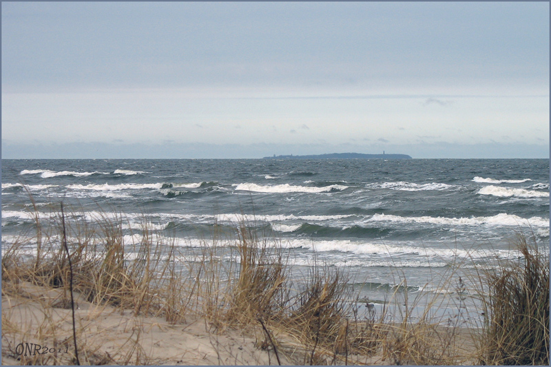 Dünen, Wellen und eine kleine Insel in Sicht...