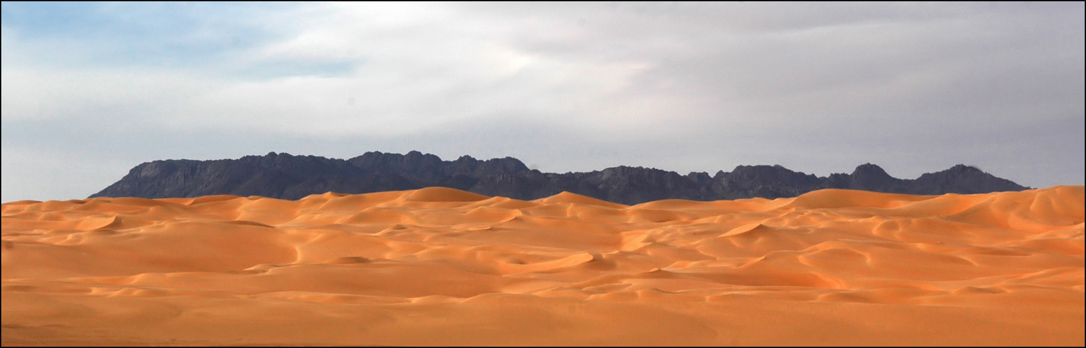 Dünenfeld vor dem Adrar Chiriet