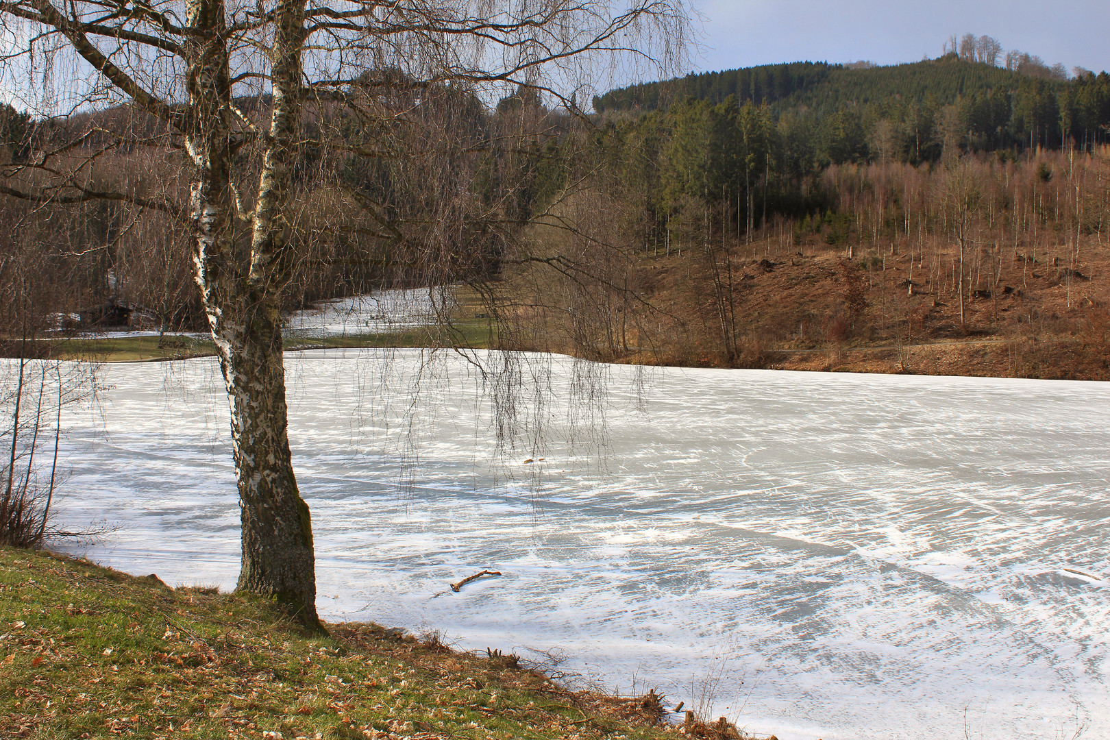 Dünne Eisdecke auf dem zugefrorenen Esmecke-Stausee, im Hochsauerland