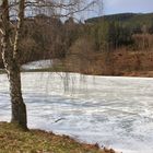 Dünne Eisdecke auf dem zugefrorenen Esmecke-Stausee, im Hochsauerland