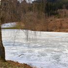 Dünne Eisdecke auf einem See