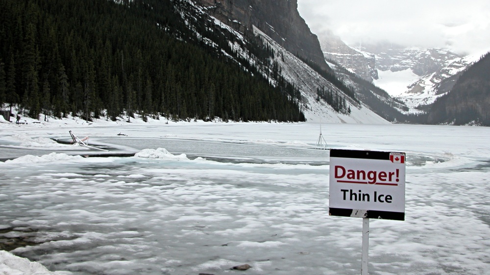 Dünnes Eis am Lake Louise