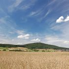 Dünsberg unter weißblauem Himmel