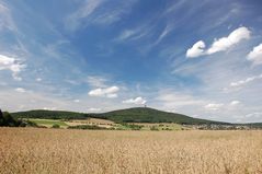 Dünsberg unter weißblauem Himmel