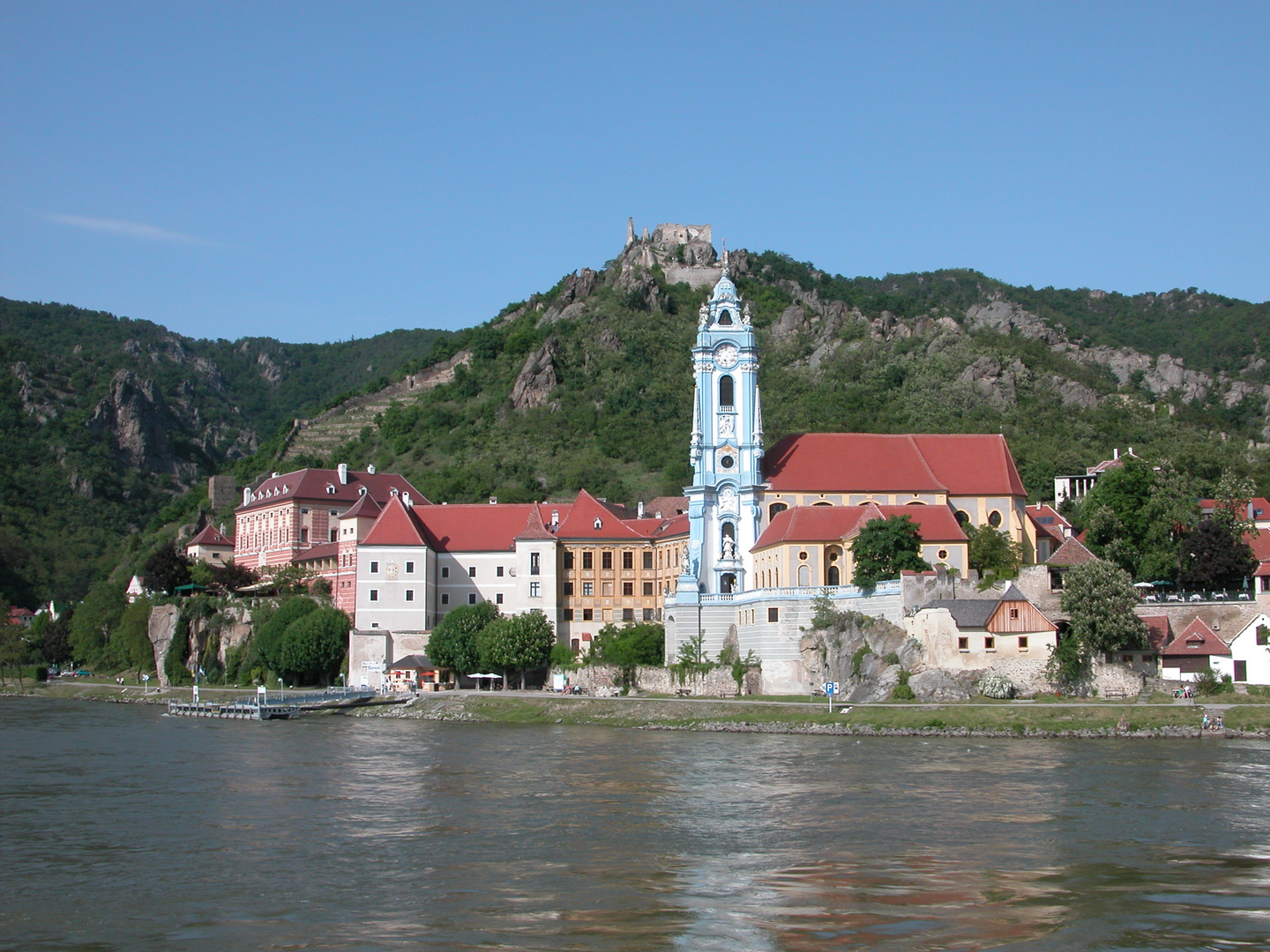 Dürnstein vom Schiff aus betrachtet