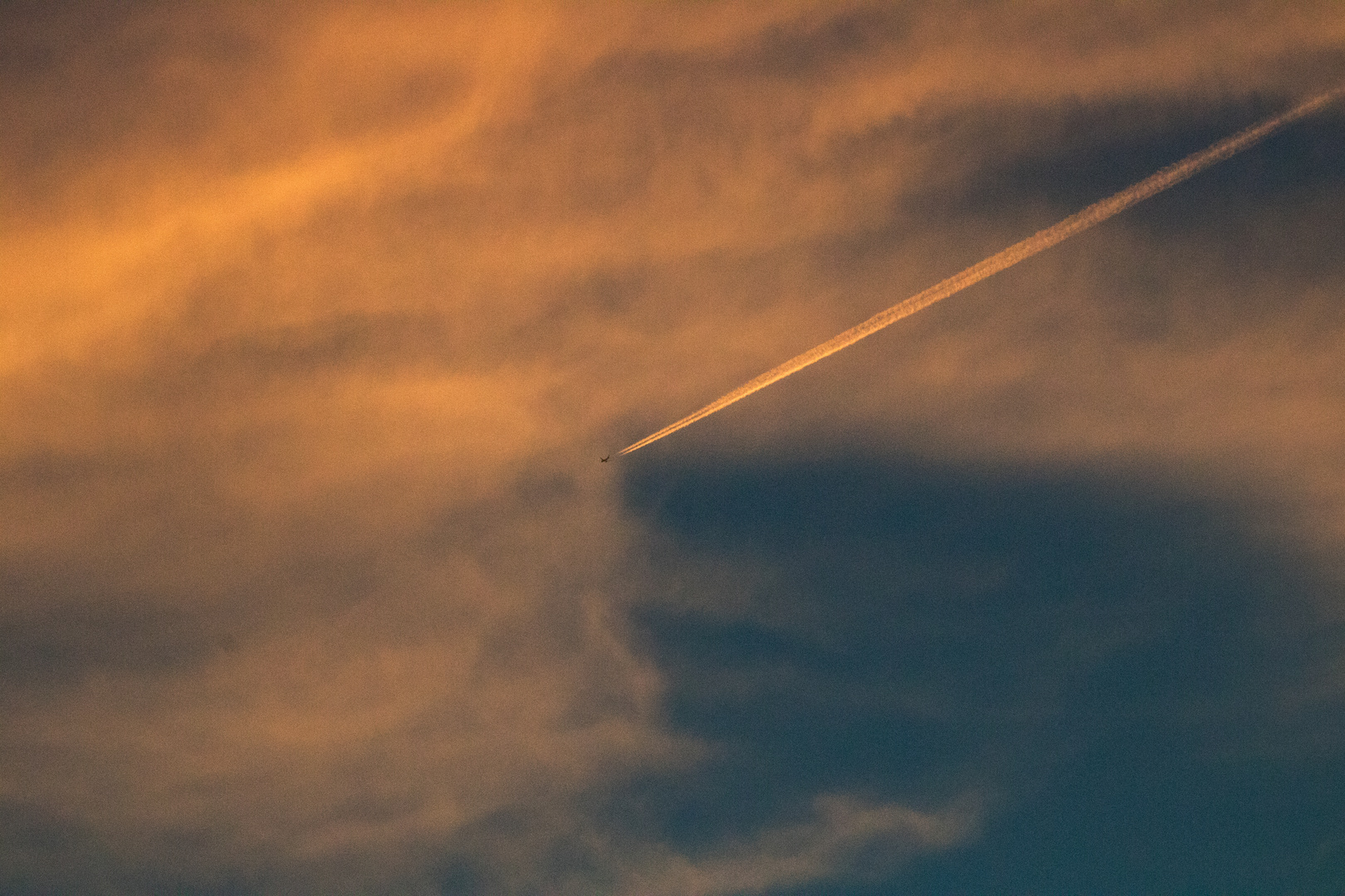 Düsenflugzeug im Sonnenuntgergang