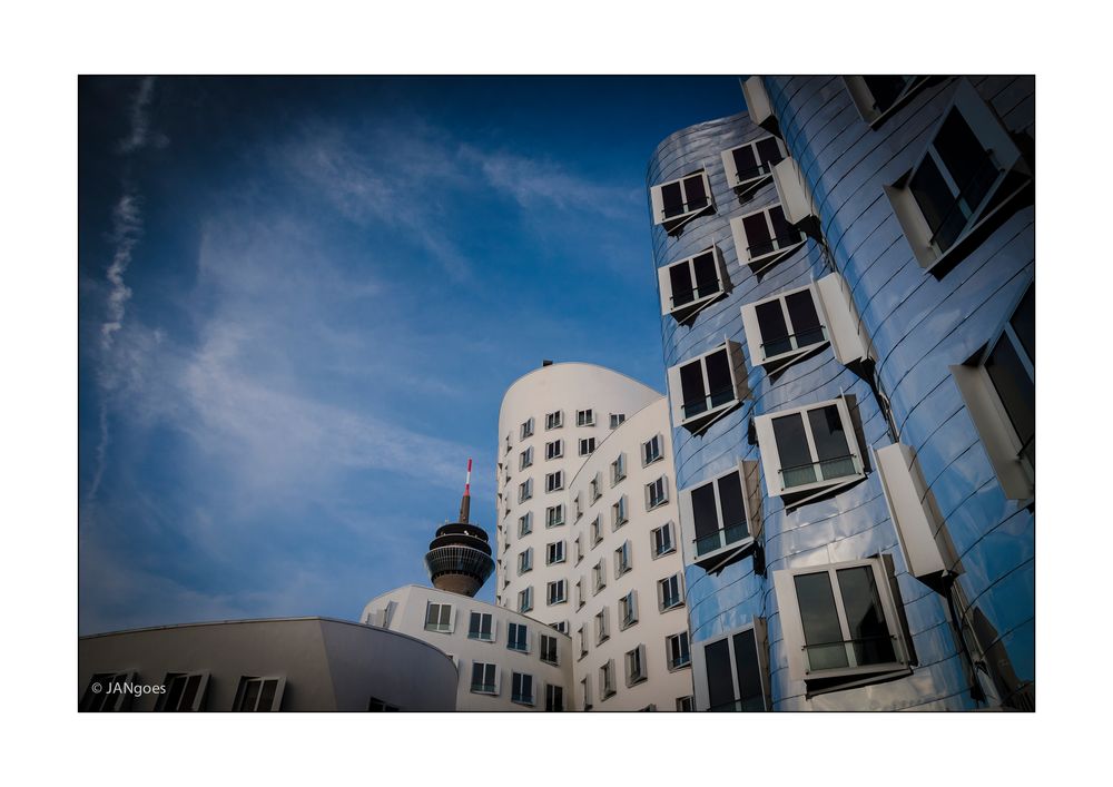 Düsseldorf 001 - Gehrybauten mit Turm