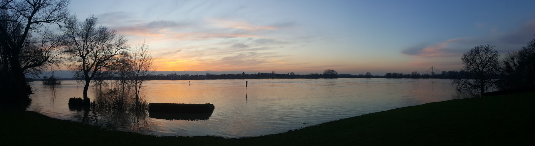 Düsseldorf - Abendstimmung bei Hochwasser am Rhein