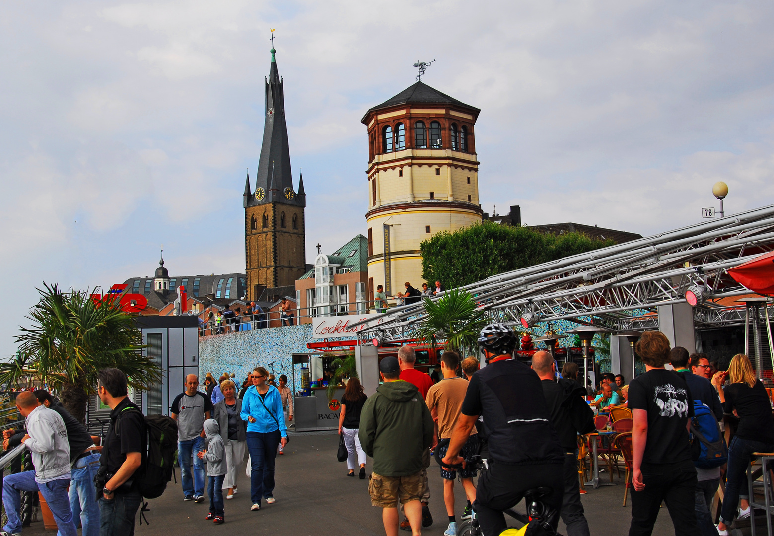 Düsseldorf, alter Schlossturm & Rheinpromenade samstagsabends