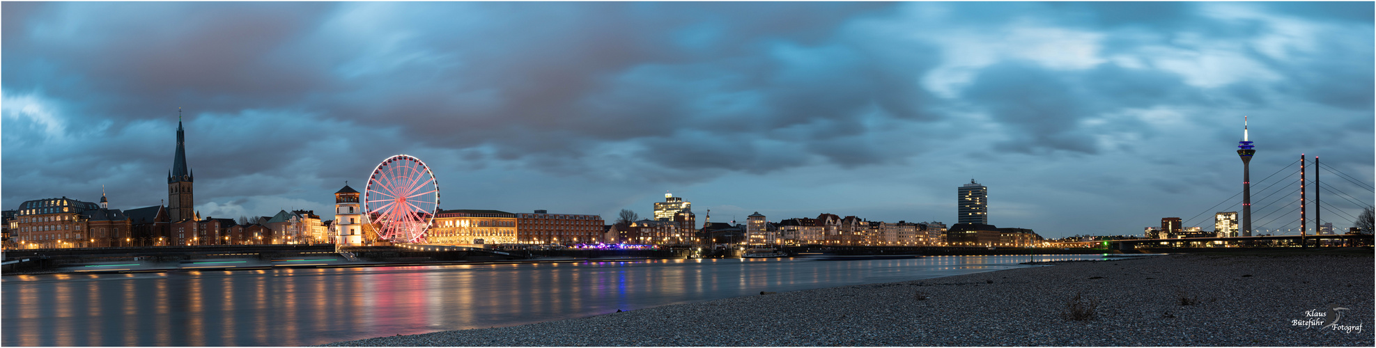 Düsseldorf-Altstadt mit dem Rheinturm am Landtag