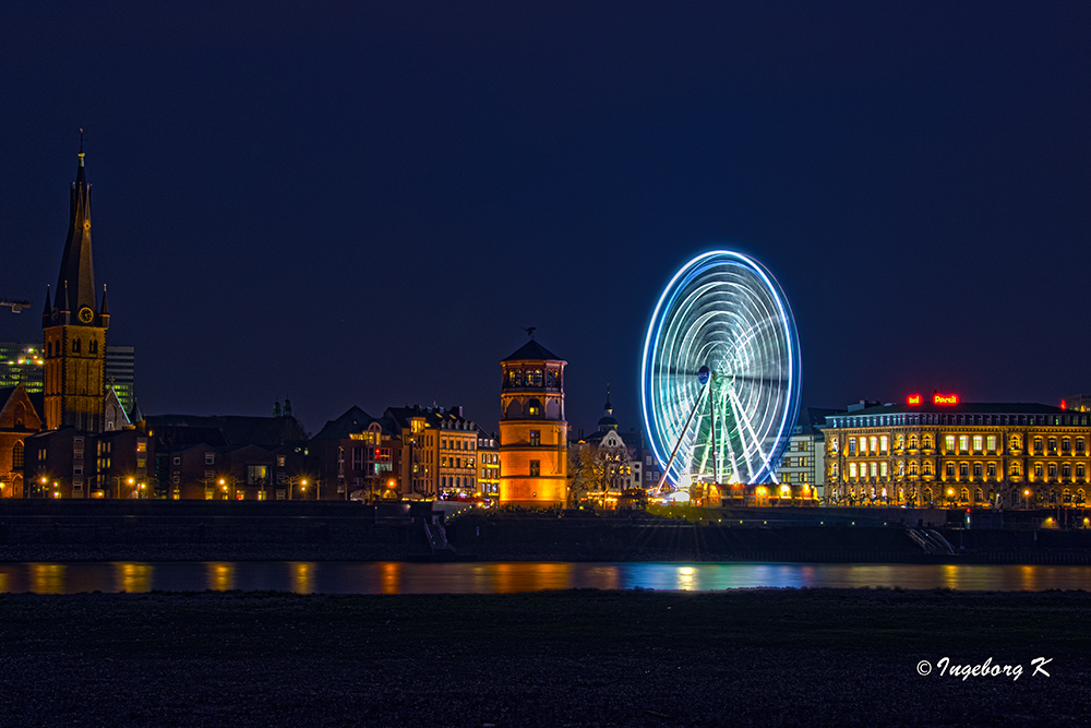 Düsseldorf - Altstadt mit Riesenrad von Oberkassel aus