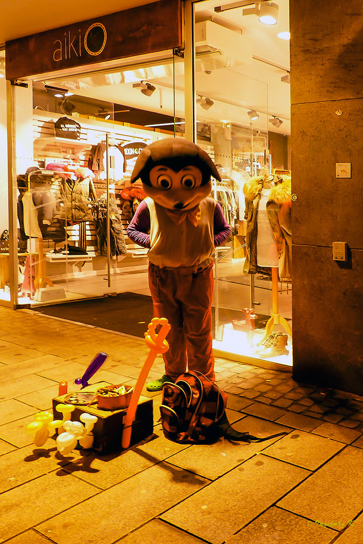 Düsseldorf - Altstadt - Weihnachts-Dekoration vor einem Geschäft