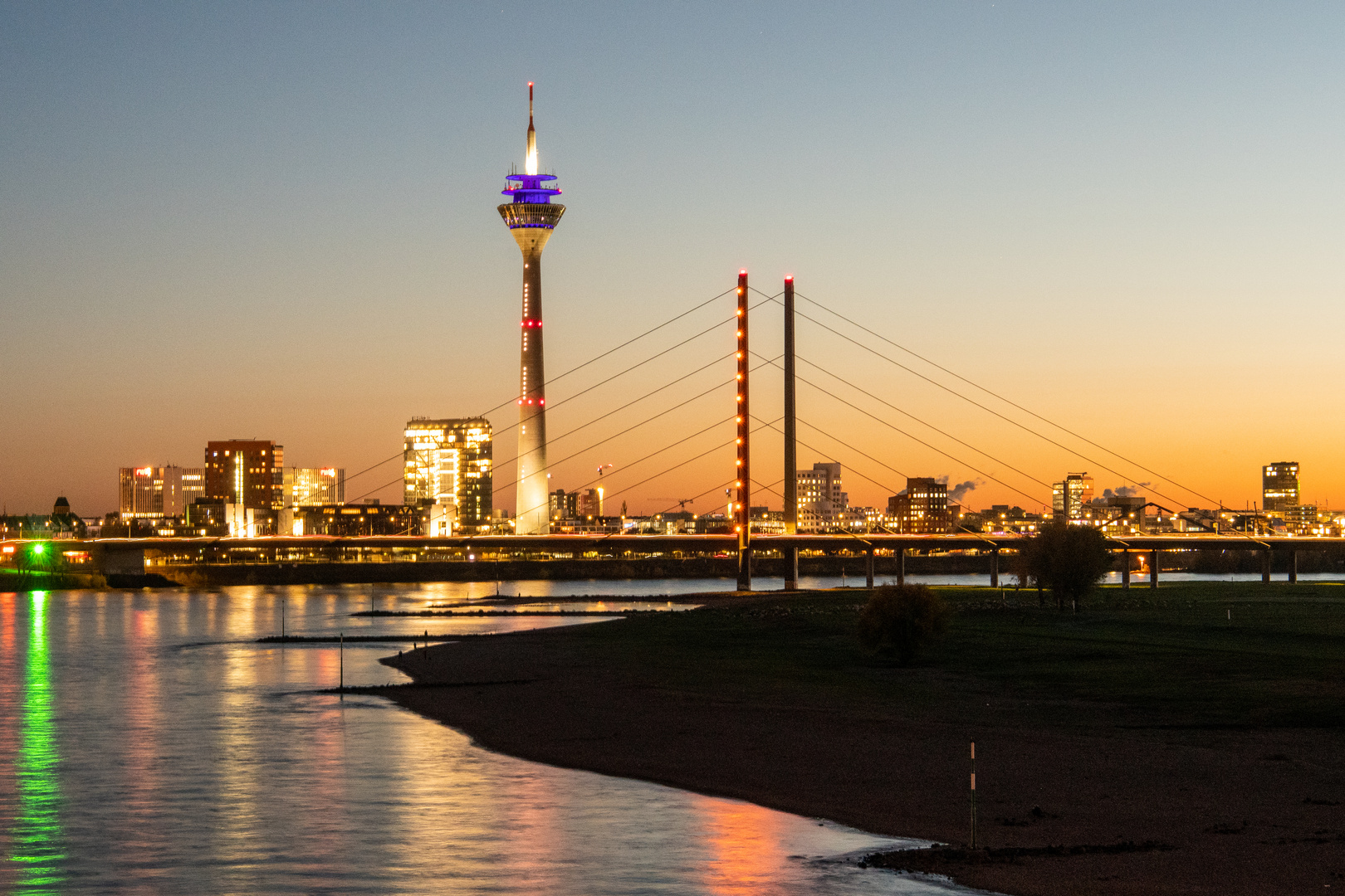 Düsseldorf am Abend 2