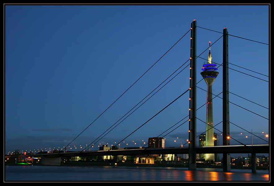 Düsseldorf am Abend bei Hochwasser