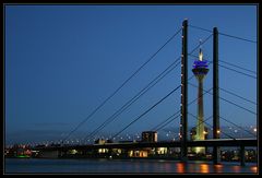 Düsseldorf am Abend bei Hochwasser