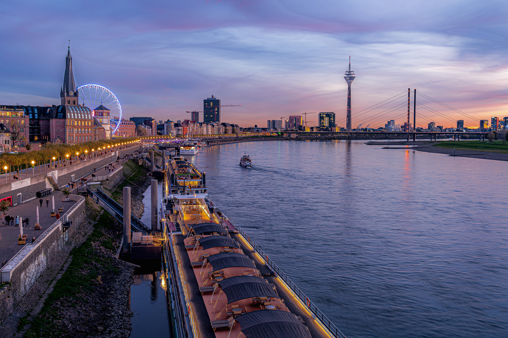 Düsseldorf am Abend