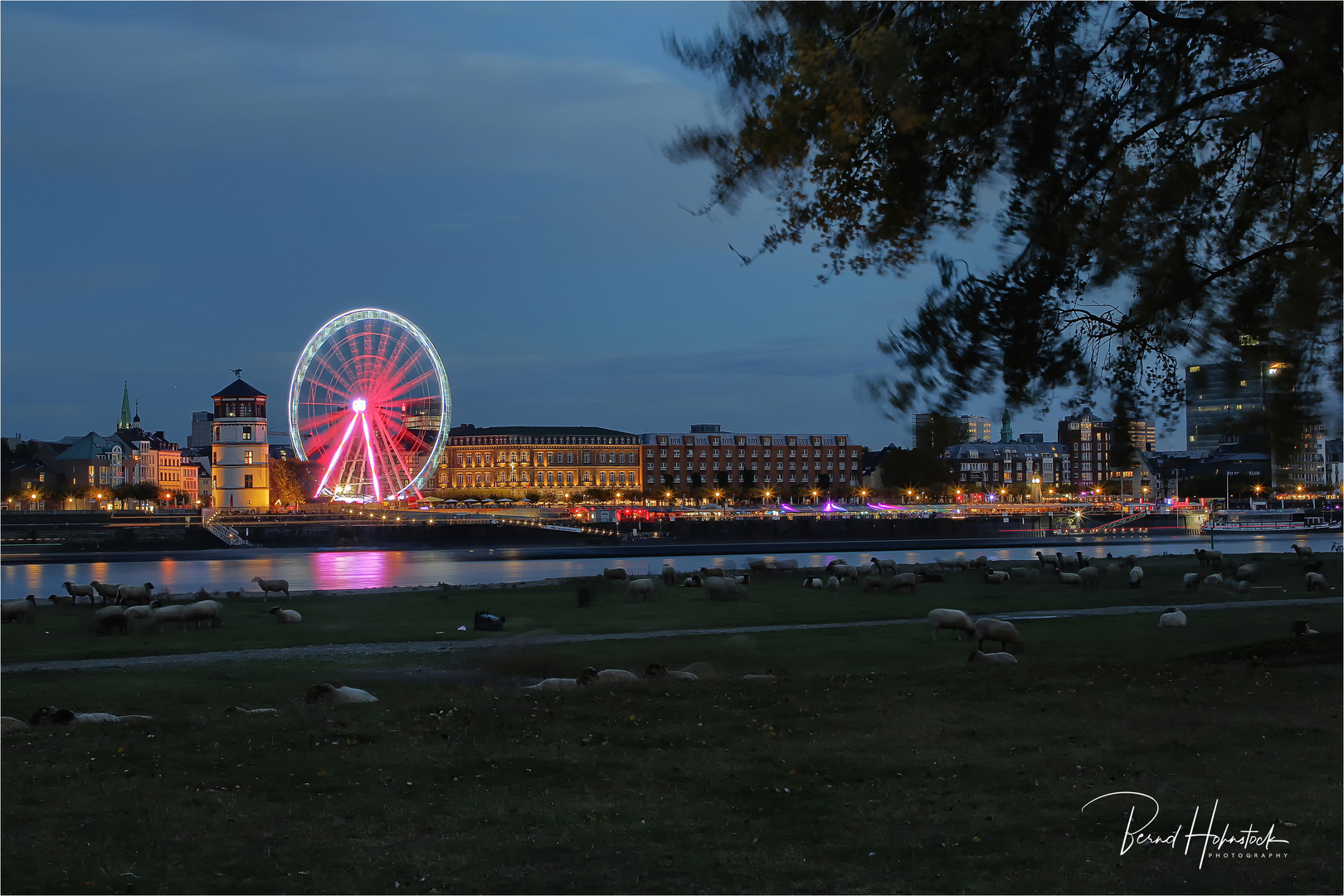  Düsseldorf am Rhein ..... AlarmstufeRot 