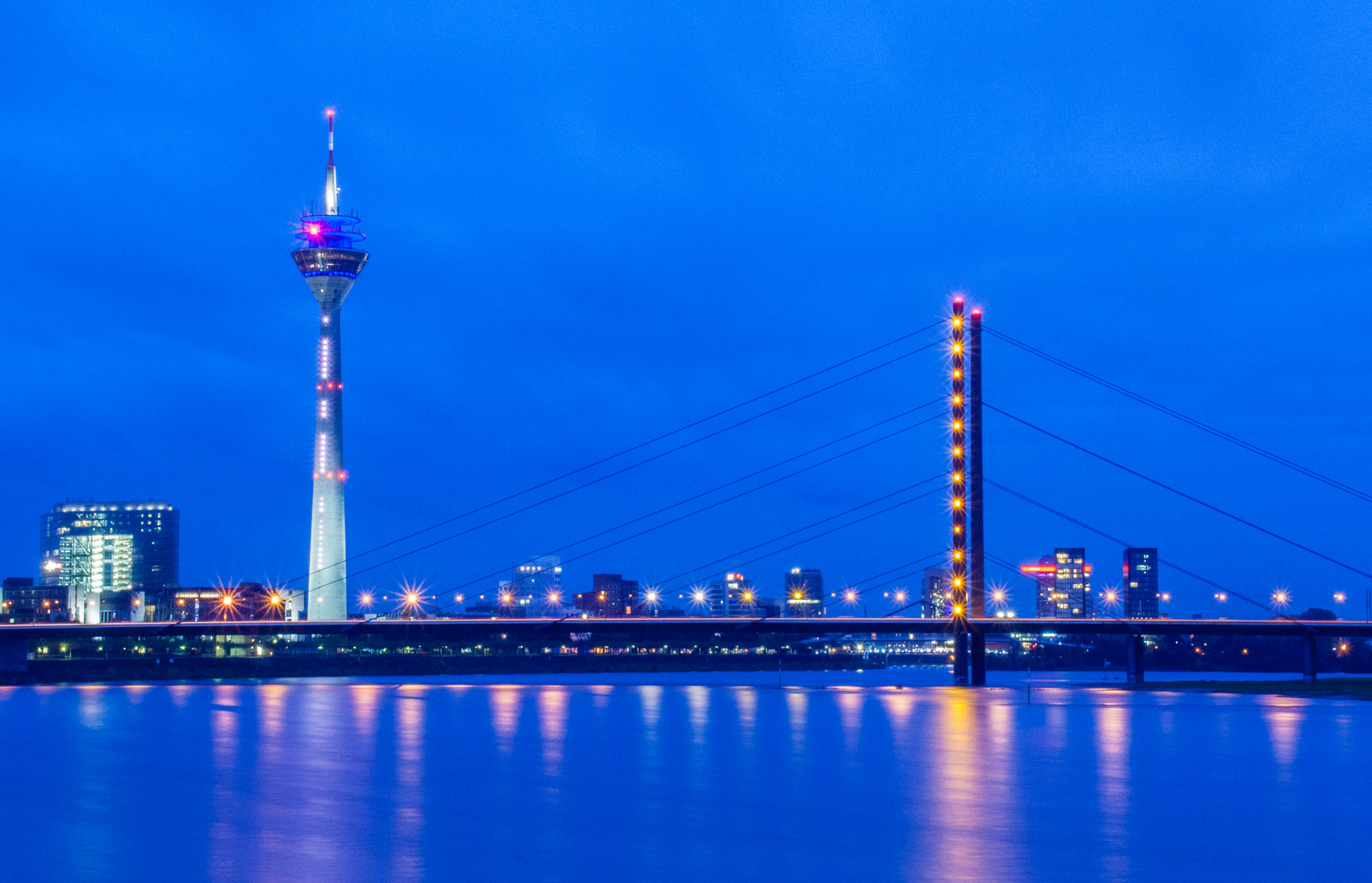 Düsseldorf am Rhein zur Blauen Stunde 2