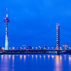 Düsseldorf am Rhein zur Blauen Stunde 2