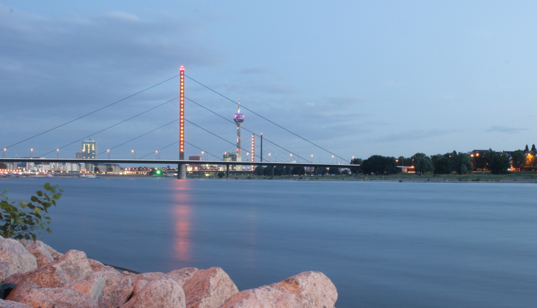 Düsseldorf am Rhein zur Blauen Stunde