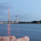 Düsseldorf am Rhein zur Blauen Stunde