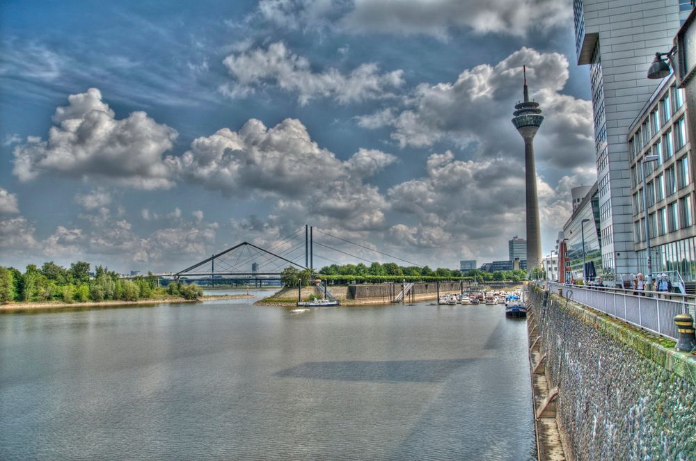 Düsseldorf am Rheinhafen von SonjaH 