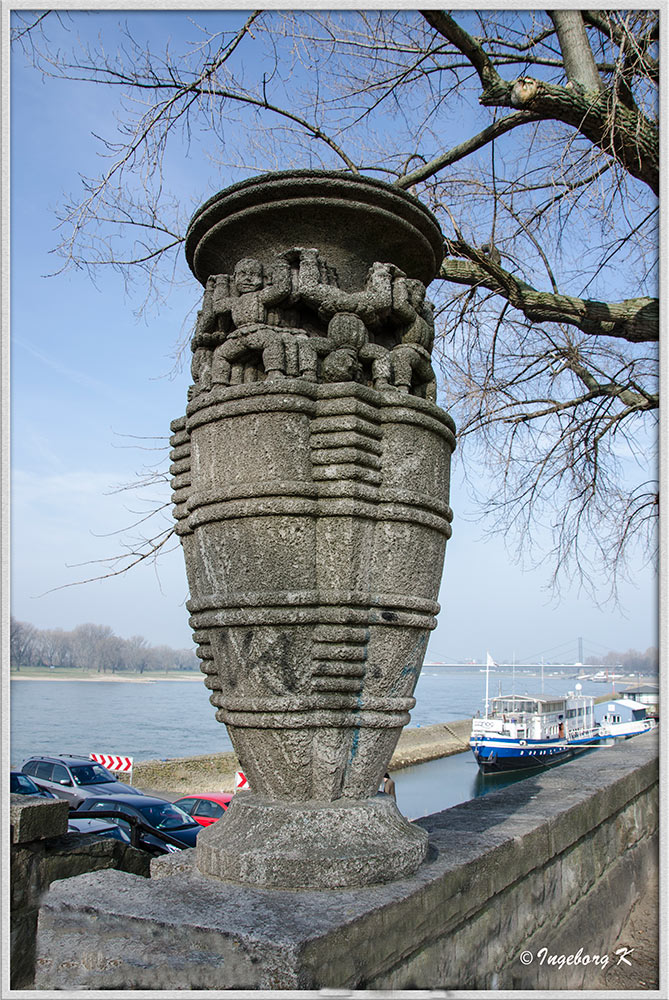 Düsseldorf - am Rheinufer - Radschläger - ein Symbol für Düsseldorf