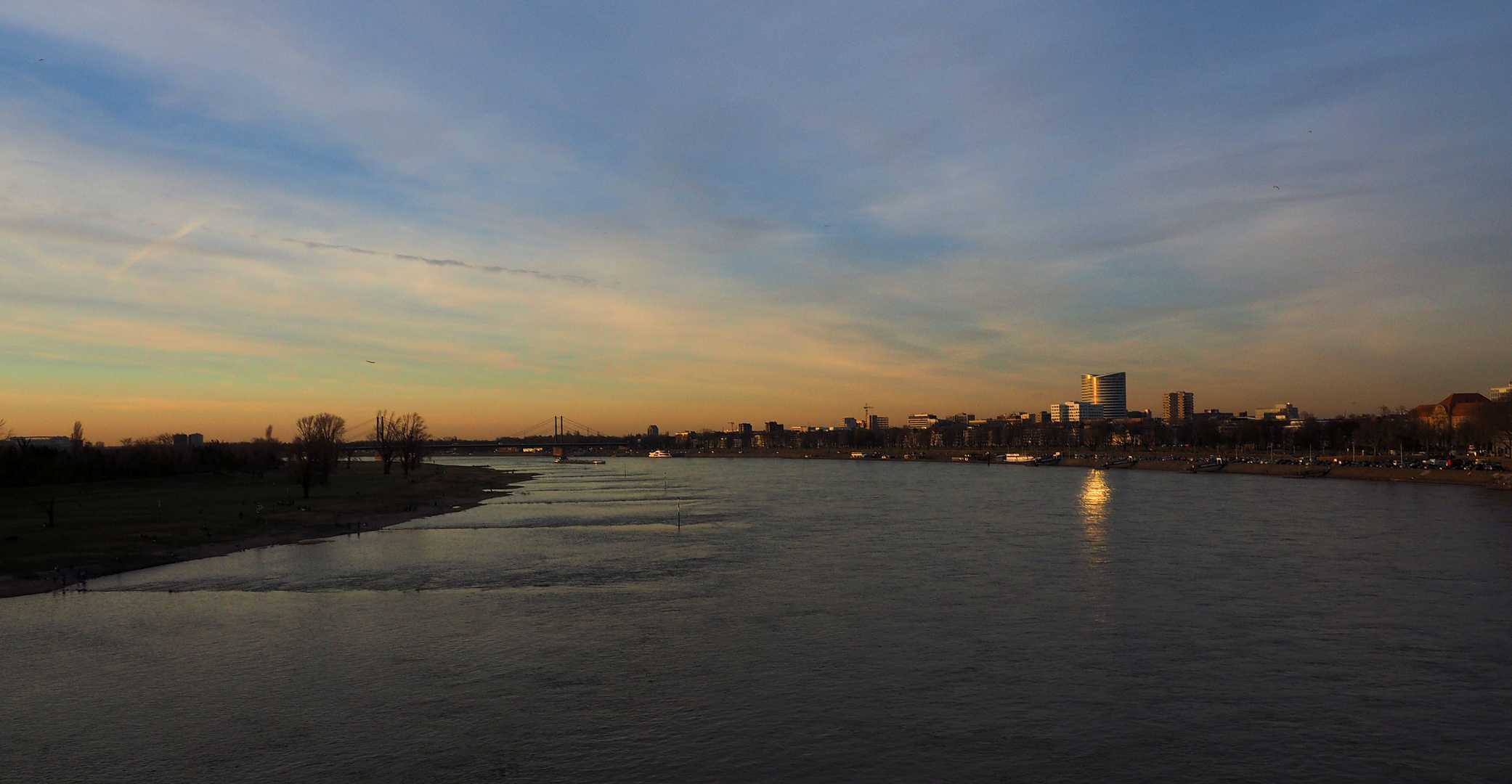 Düsseldorf am Rhein...zum Spiegeltag...